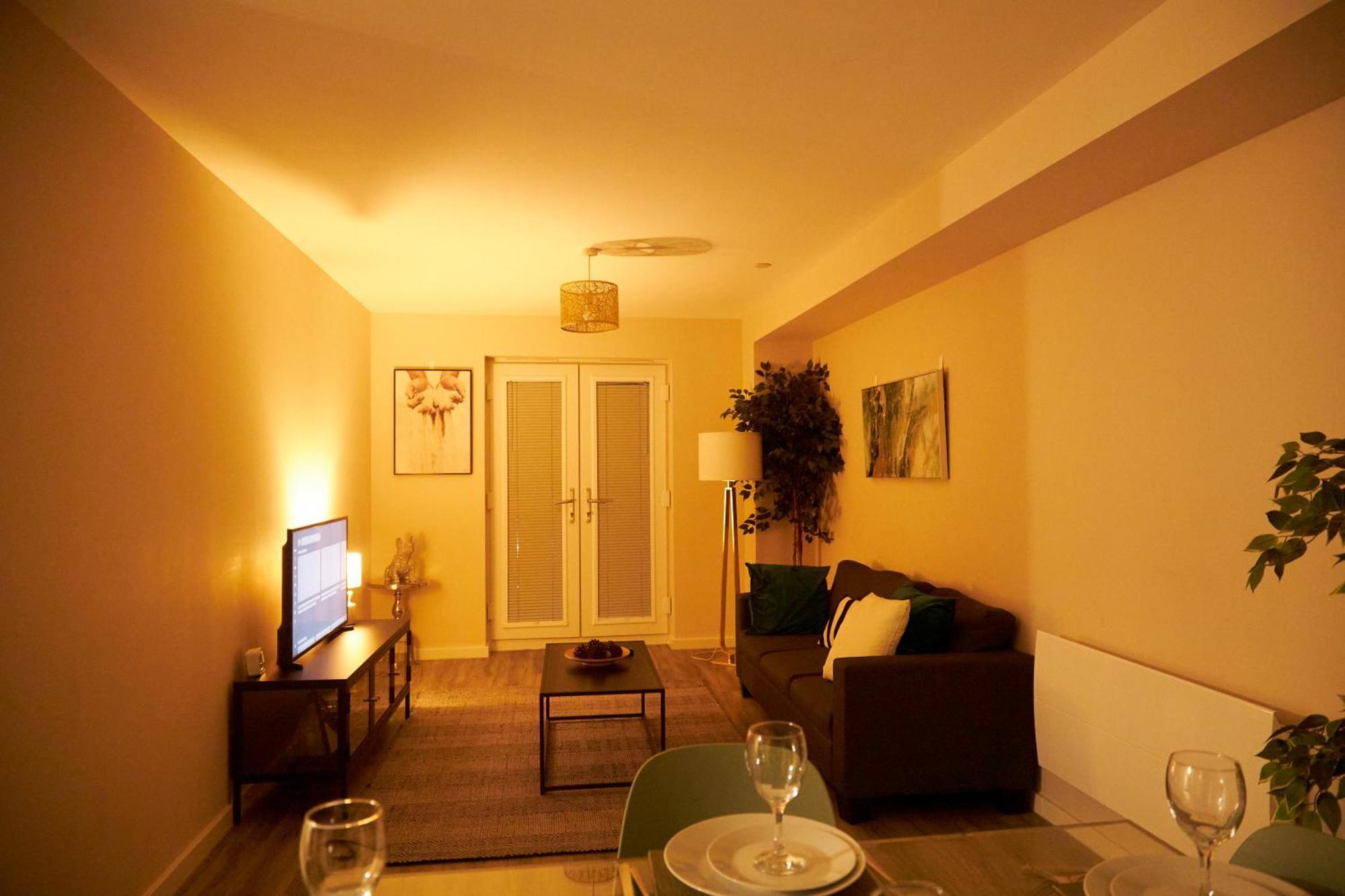 Deluxe And Cozy Two Bedroom With 1 Bathroom And Open Balcony Манчестер Экстерьер фото